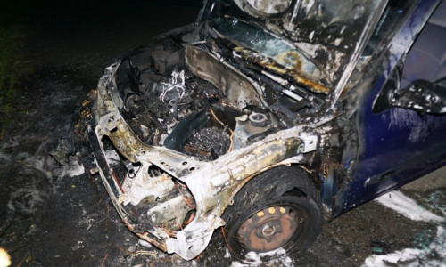 Der Renault Clio wurde bei den Brand im Frontbereich komplett zerstört. Foto: Polizei Wolfsburg
