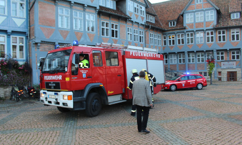 Die Feuerwehr musste zum Rathaus kommen: Mitten in der Ratssitzung wurde Alarm ausgelöst. Fotos/Video: Alexander Dontscheff