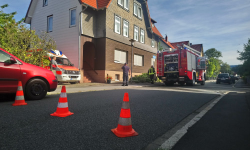Tanklöschfahrzeug der Feuerwehr Oker und Rettungswagen der Kreiswirtschaftsbetriebe Goslar vor dem Gebäude. Das Feuer befand sich auf dem Innenhof. Fotos: Freiwillige Feuerwehr Oker