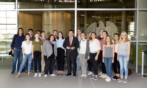 Den Jugendlichen wurde vom Minister der Bundestag gezeigt. Foto: Bundesregierung / Volker Schneider