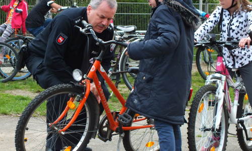 Die Radfahrprüfung findet im öffentlichen Verkehrsraum statt, Polizeibeamte (hier Harald Spitzer) kontrollieren die Räder Archivfoto: Kreisverkehrswacht Helmstedt