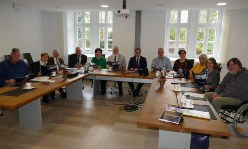 In die Arbeit vertieft: Die Arbeitsgruppe erarbeitet konkrete Maßnahmen zur Umsetzung des Aktionsplans Inklusion. Foto: Landkreis Goslar