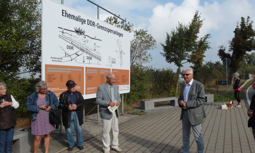 Im Rahmen eines Pressetermins wurde die Tafel nun offiziell eingeweiht. Foto: Amtshof Eicklingen Planungsgesellschaft mbH & Co KG