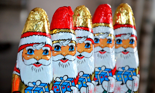 Die Linke in Goslar verschenkt 150 Schokoladenweihnachtsmänner an alle Kinder auf dem Jürgenohler Marktplatz. Symbolfoto: Pixabay