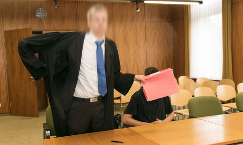 Der Angeklagte mit seinem Verteidiger bei der Verhandlung. Foto: Rudolf Karliczek