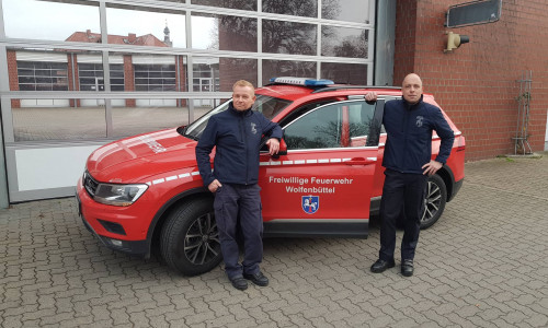 Stadtbrandmeister Olaf Glaeske (links) und sein Stellvertreter Marco Dickhut bereiten sich auf Silvester vor. Foto: Feuerwehr Wolfenbüttel