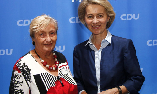 Ilse Nickel mit Bundesministerin Ursula von der Leyen. Foto: Siegfried Nickel