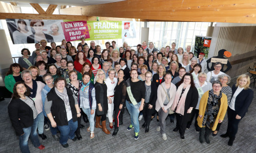 Die 100 Teilnehmerinnen hatten sich eine Woche lang in fünf parallel stattfindenden Seminaren in Halberstadt im Rahmen des Bildungsurlaubs intensiv mit Frauenthemen befasst. Foto: IG Metall Wolfsburg 