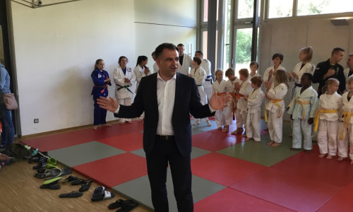 Dr. Christos Pantazis vor den kleinen Judokas. Foto: Privat