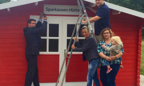 Elternverein: "Neue Sparkassen-Hütte ist der Renner" - Von links: Jens Müller, Simona Fischer-Peters, Sascha Göritz und Martina Kumitz. Foto: Melanie Gehrmann 
