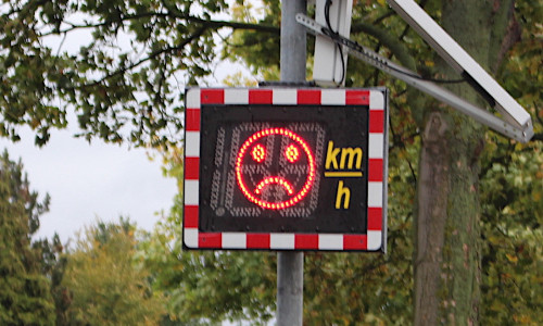 In Dibbesdorf werden zwei Geschwindigkeitsdisplays aufgestellt, um Raser auf ihr Fehlverhalten aufmerksam zu machen. Symbolfoto: Alexander Dontscheff