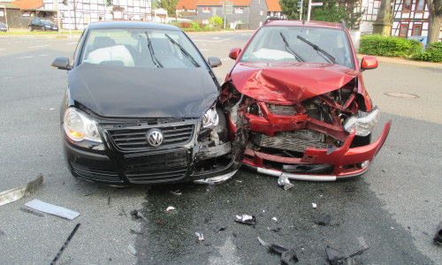 Beide Autos mussten fahruntüchtig abgeschleppt werden. Foto: Polizei
