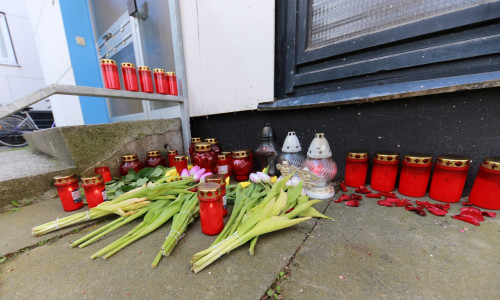 Vor der Wohnung von Peter K. wurde der Trauer mittlerweile mit Blumen und Kerzen Ausdruck verliehen. Foto: Rudolf Karliczek