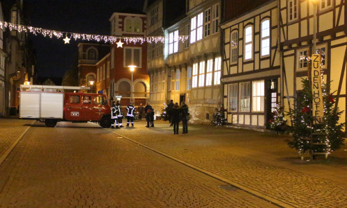 Die Feuerwehr sperrt mit einem Fahrzeug den Eingang zum Weihnachtsmarkt ab und soll so für Sicherheit sorgen. Fotos/Podcast: Anke Donner