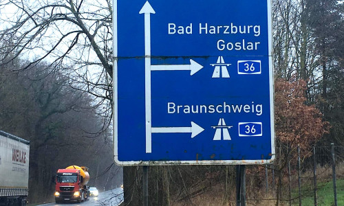 An der Autobahnauffahrt in Wolfenbüttel ist der neue Name bereits zu lesen. Foto: Nick Wenkel