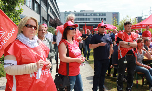 Die Valmet-Beschäftigten brachten ihre Forderungen nach einem Tarifvertrag lautstark zum Ausdruck. Fotos/Video: Nadine Munski-Scholz