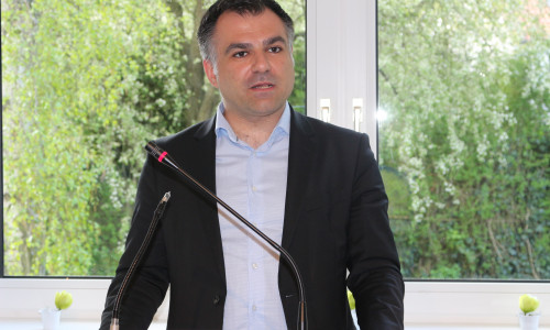 Dr. Christos Pantazis (SPD), Mitglied des Landtages, spricht sich für eine landesweite, erweiterte Erlaubnis von Heizpilzen aus.