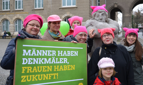 Die Aktion zum Weltfrauentag vor dem Städtischen Museum. Foto: Bündnis 90/Die Grünen