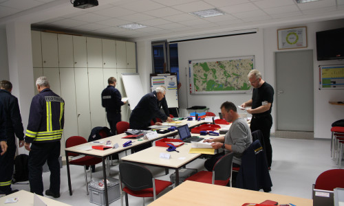 Zusammenkommen der einzelnen Einsatzkräfte mit Vorbereitung der einzelnen Sachgebiete. Bildmaterial: Kreisfeuerwehr Goslar