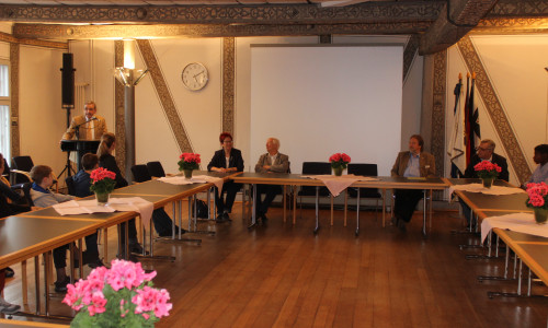 Bürgermeister Thomas Pink empfing am Freitag einige der neuen Mitbürger im Rathaus. Fotos: Anke Donner