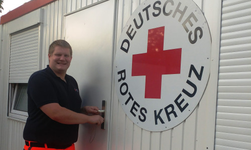 Der Wachleiter der "letzten Schicht 2018" Christopher Jantke beim verschließen der Unfallhilfsstelle. Foto: Timo Pischke\DRK Kreisverband Goslar