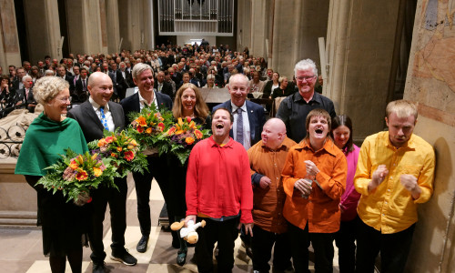 Cornelia Götz (Dompredigerin), Dr. Volker Müller (Hauptgeschäftsführer Unternehmerverbände Niedersachsen e.V.), Andreas Bentrup und Susanne Hill (Humortrainer Stiftung Humor hilft heilen), Rüdiger Becker (Direktor Evangelische Stiftung Neuerkerode) und Martin von Hoyningen Huene mit den Schauspielern des Theater Endlich freuen sich mit den Gästen über den humorigen Abend. Foto: Bernhard Janitschke