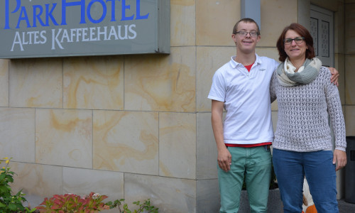 Thomas Ebeling und Nicole Arendt vor dem Parkhotel Altes Kaffeehaus. Foto: DRK-Wolfenbüttel