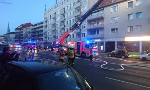 Am Abend rückte die Feuerwehr mit zwei Löschfahrzeugen in die Güldenstraße aus. Foto/Video: aktuell24 (SK)