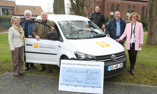 Bei der Spendenübergabe wurde der VW Caddy für die Wohnungslosenhilfe in Dienst gestellt. Foto: Volkswagen