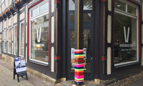 In der Stadt wurden zur Interkulturellen Woche Säulen, Eingänge und Straßenschilder mit bunter Wolle verziert. Fotos: Anke Donner 