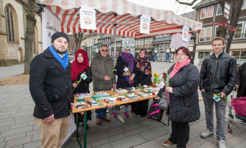 Muslime der Islamischen Gemeinschaft aus Goslar kommen in der Rosentorstraße mit Bürgern ins Gespräch. Foto: Alec Pein