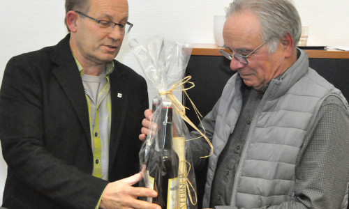  Der neue Vereinsvorsitzende Joop van den Heuvel (links) überreichte seinem Vorgänger Klaus Bätcke ein Geschenk zum Abschied. Foto: Lebenshilfe