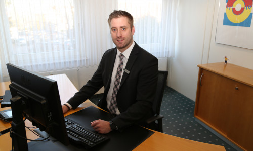 Tobias Hess an seinem Schreibtisch am neuen Arbeitsplatz als Leiter der Geschäftsstelle Fallersleben bei der Volksbank BraWo. Foto: Volksbank BraWo