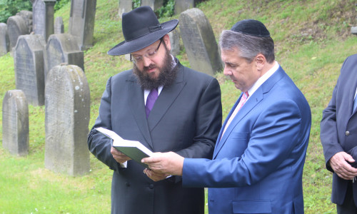 Der Berliner Rabbiner Yehuda Teichtal und Außenminister Sigmar Gabriel lesen ein Gebet auf dem Jüdischen Friedhof in Goslar. Fotos: Antonia Henker