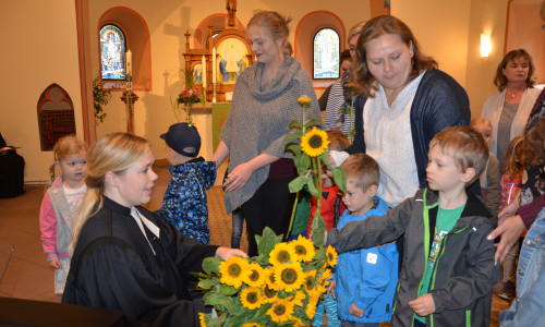 Die Kindergartenkinder überreichten Sonnenblumen. Fotos: Evangelisch-Lutherischer Kirchenkreis Peine