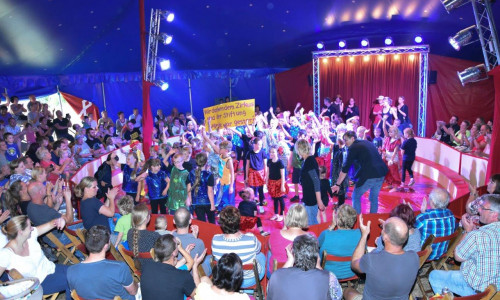 Die Kinder konnten sich über ein volles Zirkuszelt an Besuchern freuen. Foto: Diana Bialojahn