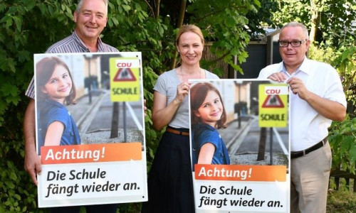 Die CDU bittet um besondere Aufmerksamkeit im Straßenverkehr zum Schuljahresbeginn. Frank Oesterhelweg, Martina Sharman und Andrea Meißler (v. l.) präsentieren das Plakat. Foto: Moritz Birkelbach