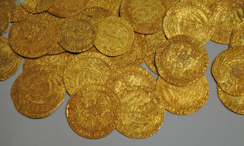 Neben wertvollen Münzen, die das Opfer den Tätern aushändigte, wurde auch eine hohe Geldsumme überwiesen. Symbolfoto: pixabay