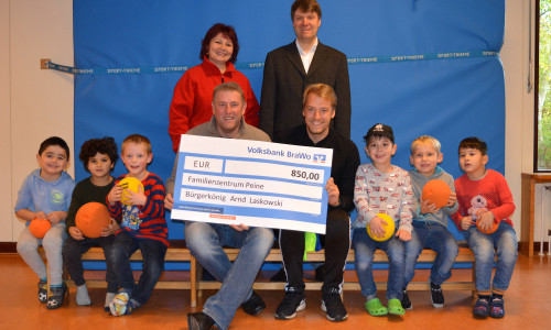 Arnd Laskowski überreichte einen Scheck in Höhe von 850 Euro ans Familienzentrum Peine. Foto: Familienzentrum Peine 