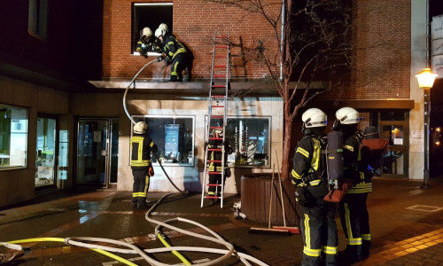 Die Bewohner konnten über Leitern gerettet werden. Foto: Feuerwehr Fallersleben