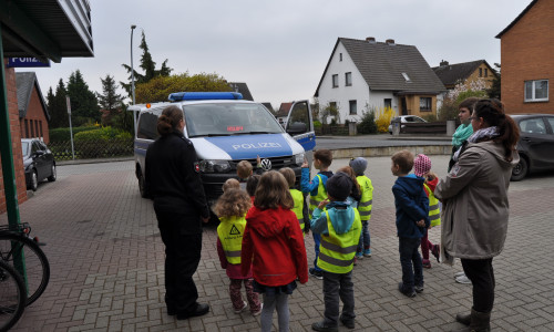 Die Kinder besuchen die Polizei in Meinersen. Fotos: Polizeiinspektion Gifhorn
