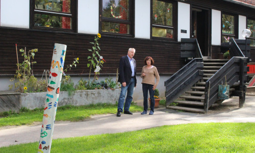 Bernd Fricke und Marianne Holzberger im Außenbereich der Eltern-Kind-Gruppe in der Bäringer Straße. Fotos: Martina Hesse