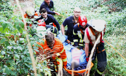  Am Burgberg war am 2. August um kurz vor halb zwölf eine Person gestürzt und musste in Zusammenarbeit mit dem Rettungsdienst aus dem unwegsamen Gelände gerettet werden, Foto: Feuerwehr Bad Harzburg