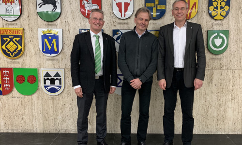 Stadtbaurat Kai-Uwe Hirschheide und WEB-Vorstand Dr. Gerhard Meier (links) mit dem Referenten Dr. Marko Siekmann. Foto: Stadt Wolfsburg