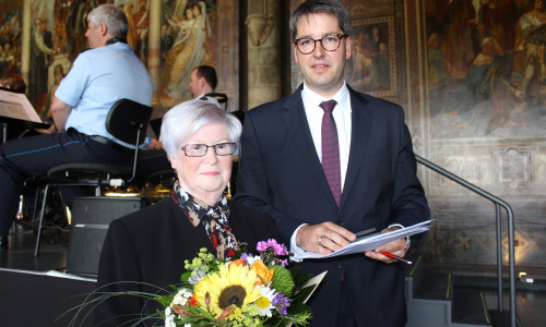 Oberbürgermeister Dr. Oliver Junk und die Preisträgerin des "Karl-Wiehenkel-Preis", Karin Dittmann aus Oker. Fotos: Anke Donner