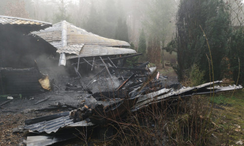 Die Holzhütte ist komplett abgebrannt. Fotos: aktuell24