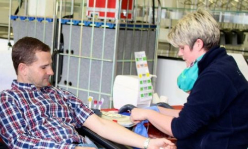 Eintracht-Manager Marc Arnold machte es kürzlich vor: Blut spenden hilft Leben zu retten. Foto: Sina Rühland/Archiv