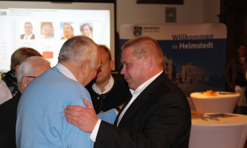 Die Helmstedter Bürger gratulieren dem Bürgermeister zu seiner Wiederwahl. Video/Foto: Jan Weber