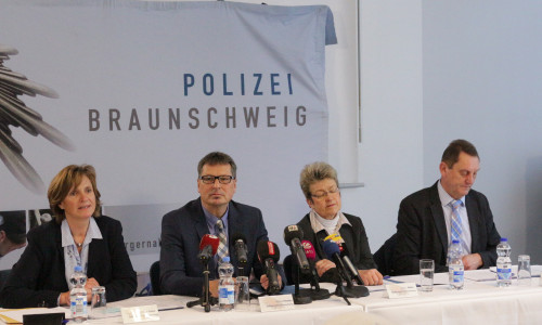 Abdrea Haase, Michael Pientka, Cordula Müller und Joachim Grande (von links,alle Polizei Braunschweig), bei der Pressekonferenz. Foto/Video: Robert Braumann