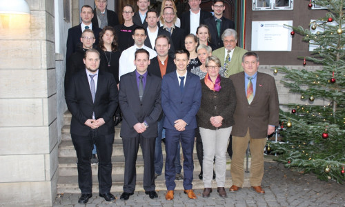 Gruppenfoto der 18 Betriebswirte mit dem Prüfungsausschuss. Foto: Privat